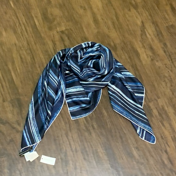 Banana Republic Strip oblong scarf - Picture 6 of 11